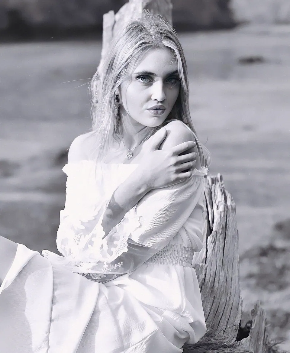 Paula Maria Rosalia in a monochrome outdoor bridal portrait