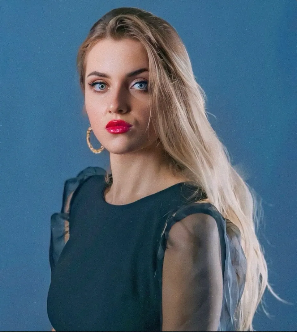 Paula Maria Rosalia in a teal studio beauty portrait