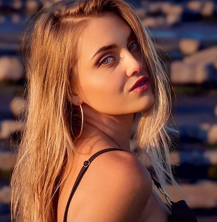 Paula Maria Rosalia in warm evening light for a beauty portrait